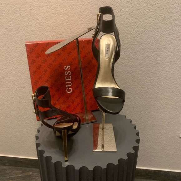 $89🔥Black leather Guess sandals size 8 US - Picture 5 of 7